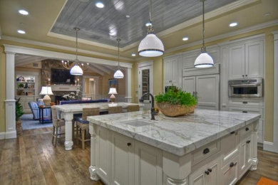 Inspiration for a timeless kitchen remodel in Orange County