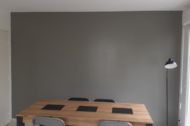 Cette photo montre une salle à manger moderne avec un mur gris, un sol en carrelage de céramique et un sol blanc.