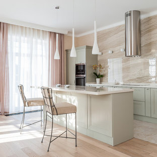 Неиссякаемый источник вдохновения для домашнего уюта: кухня в стиле современная классика с фасадами с утопленной филенкой, зелеными фасадами, бежевым фартуком, техникой из нержавеющей стали, светлым паркетным полом, островом и бежевым полом
