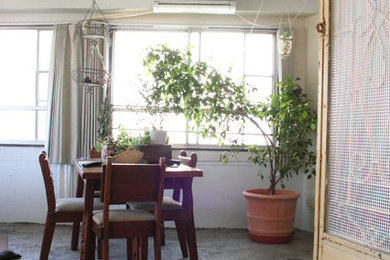 This is an example of a dining room in Tokyo Suburbs.