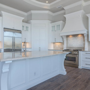 Geräumige Klassische Küche mit Vorratsschrank, Unterbauwaschbecken, profilierten Schrankfronten, weißen Schränken, Küchengeräten aus Edelstahl, Keramikboden und Kücheninsel in Miami