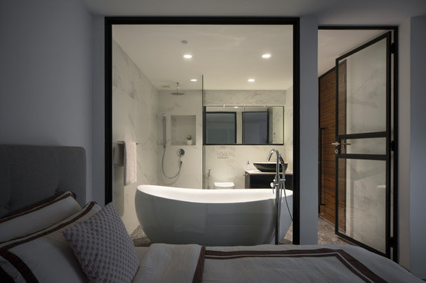 Asian Bathroom by The Scientist Pte Ltd