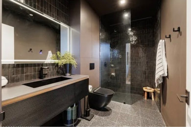 Example of a minimalist bathroom design in New York