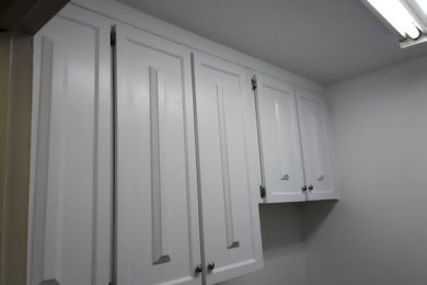 Example of a minimalist kitchen design in New York