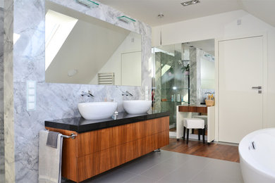 ケンブリッジシャーにあるコンテンポラリースタイルのおしゃれな浴室の写真