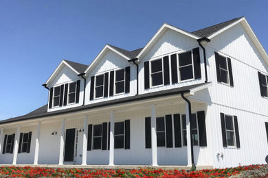 Mid-sized farmhouse two-story exterior home photo in Indianapolis