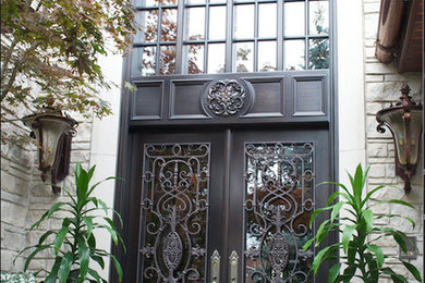 Modelo de puerta principal clásica grande con paredes grises, puerta doble y puerta negra