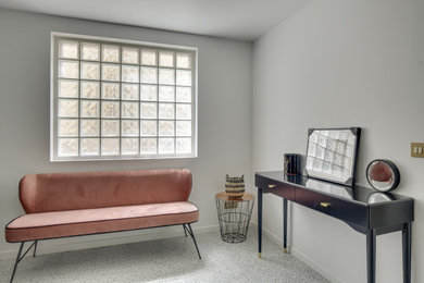 Idées déco pour une entrée contemporaine avec un sol en terrazzo et un sol blanc.