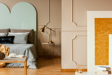 Foto de dormitorio principal y abovedado actual grande con suelo de madera en tonos medios, paredes beige, suelo multicolor y panelado