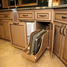 Traditional  by WESTERN CABINETS