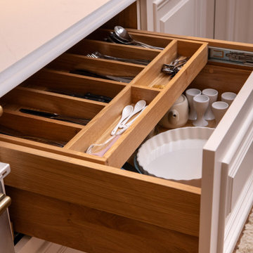 Traditional Lay-On Panelled with Large Mouldings Shaker Kitchen