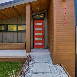 Свежая идея для дизайна: большая входная дверь в современном стиле с серебряными стенами, полом из известняка, одностворчатой входной дверью и красной входной дверью - отличное фото интерьера