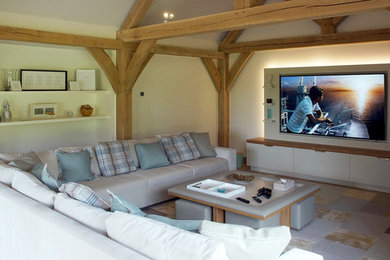 Modelo de cine en casa cerrado minimalista grande con paredes beige, suelo de madera clara, pared multimedia y suelo beige