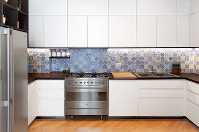 Immagine di una cucina minimalista