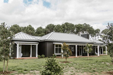 Inspiration for a modern home design remodel in Hamilton