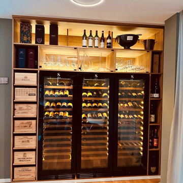 Elegante Weinwand im Wohnzimmer aus massivem Eichenholz geölt