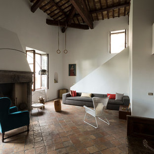Großes, Fernseherloses Landhausstil Wohnzimmer im Loft-Stil mit weißer Wandfarbe, Terrakottaboden, Kamin, Kaminsims aus Stein und rosa Boden in Sonstige