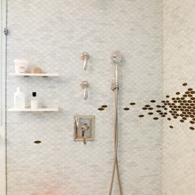 Xanthus Court: Lauren's bath
