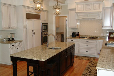 Kitchen - traditional kitchen idea in Tampa