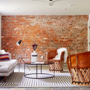 Modern inredning av ett vardagsrum, med vita väggar, skiffergolv och grått golv