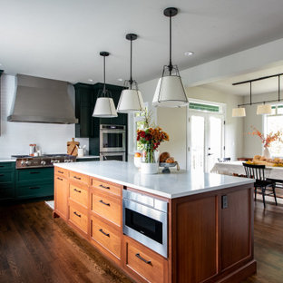 Idee per una cucina classica di medie dimensioni con lavello stile country, ante in stile shaker, ante verdi, paraspruzzi bianco, paraspruzzi con piastrelle diamantate, elettrodomestici da incasso, parquet scuro, pavimento marrone, top verde e top in quarzo composito