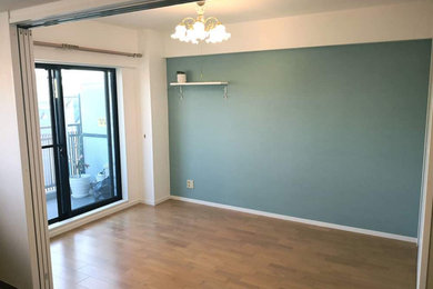 東京23区にある北欧スタイルのおしゃれなリビング (青い壁、合板フローリング、茶色い床、壁紙、白い天井) の写真