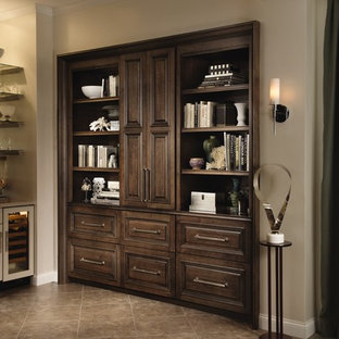 ミネアポリスの小さいトランジショナルスタイルのおしゃれなウェットバー (レイズドパネル扉のキャビネット、白いキャビネット、セラミックタイルの床、ベージュの床、シンクなし、ミラータイルのキッチンパネル、ベージュのキッチンカウンター) の写真