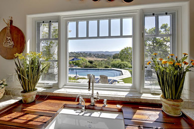 Example of a classic kitchen design in Orange County