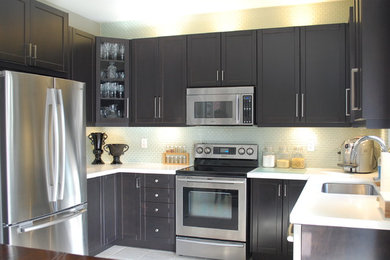 Example of a trendy kitchen design in Toronto