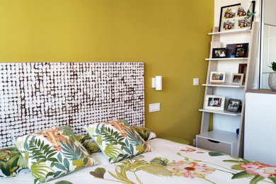 Ejemplo de dormitorio principal y blanco y madera moderno grande con paredes verdes, suelo de madera en tonos medios y suelo gris