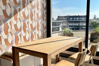 Cette photo montre une salle à manger ouverte sur le salon scandinave de taille moyenne avec un mur multicolore, sol en stratifié, un sol marron et du papier peint.