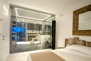 Idee per una camera matrimoniale moderna di medie dimensioni con pavimento in gres porcellanato, pavimento grigio e pareti in legno