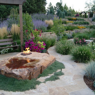 Exemple d'un jardin arrière méditerranéen avec un foyer extérieur.