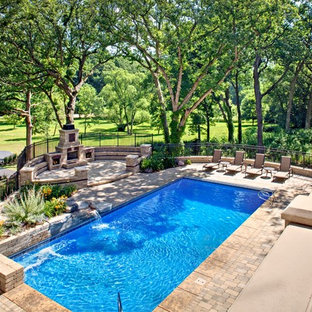 Mittelgroßes Maritimes Sportbecken hinter dem Haus in rechteckiger Form mit Poolhaus und Pflasterklinker in Chicago