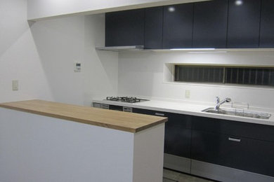 Inspiration for a scandinavian single-wall open plan kitchen in Yokohama with solid surface benchtops and grey floor.