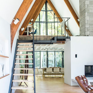 Diseño de escalera recta, industrial, sin contrahuella, con escalones de madera