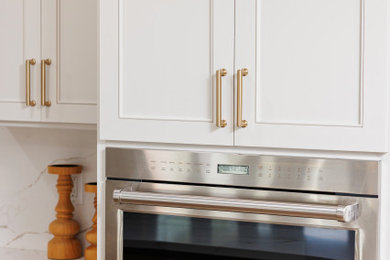 Kitchen - transitional kitchen idea in New Orleans