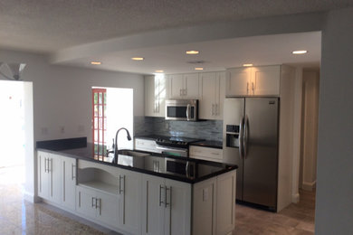 Kitchen - modern kitchen idea in Miami