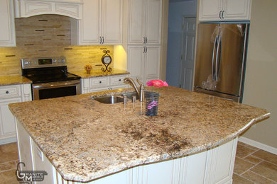 Transitional kitchen photo in Milwaukee