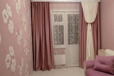 На фото: хозяйская спальня среднего размера в современном стиле с