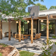 Outdoor living fire pit