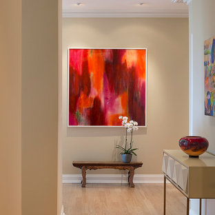 Idéer för en mellanstor klassisk hall, med beige väggar, ljust trägolv och beiget golv