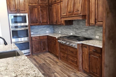 Example of a kitchen design in Dallas