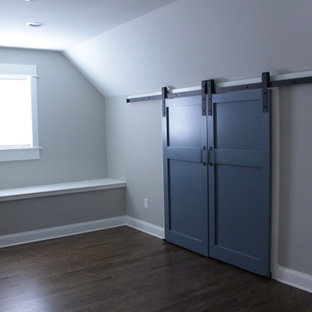Großes Landhaus Nähzimmer ohne Kamin mit grauer Wandfarbe, braunem Holzboden, braunem Boden und Holzdielenwänden in New York