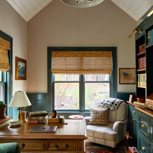 Mittelgroßes Country Arbeitszimmer mit Arbeitsplatz, beiger Wandfarbe, braunem Holzboden, freistehendem Schreibtisch, Holzdielendecke und vertäfelten Wänden in Boston