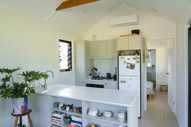 Inspiration for a country kitchen in Gold Coast - Tweed.