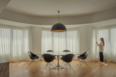 Ejemplo de comedor contemporáneo extra grande con paredes blancas y suelo de madera en tonos medios