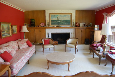 Стильный дизайн: парадная, изолированная гостиная комната среднего размера в классическом стиле с красными стенами, ковровым покрытием, стандартным камином и фасадом камина из кирпича без телевизора - последний тренд