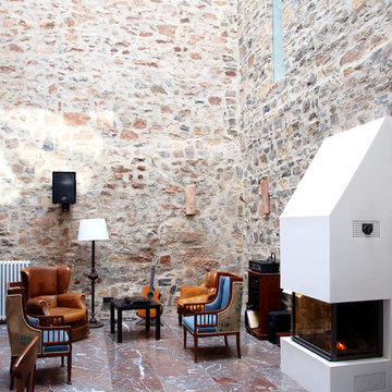 SALÓN CON CHIMENEA BAJO LA TRIPLE ALTURA Y LUCERNARIO
