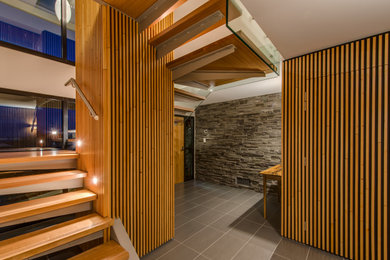Diseño de escalera suspendida sin contrahuella con escalones de madera